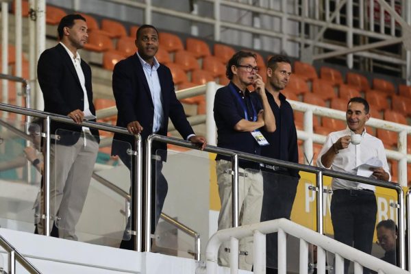 Denny Landzaat Pulang dari Laga Dewa United Vs Persija Ditemani Lagu Simpan Saja dari Ecoutez